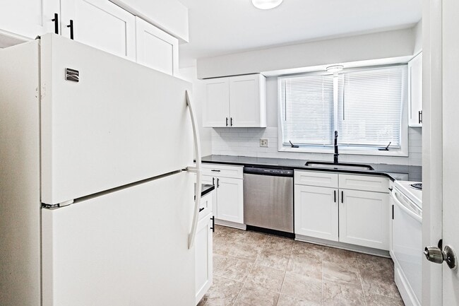 Building Photo - 33 Foxtail Ct