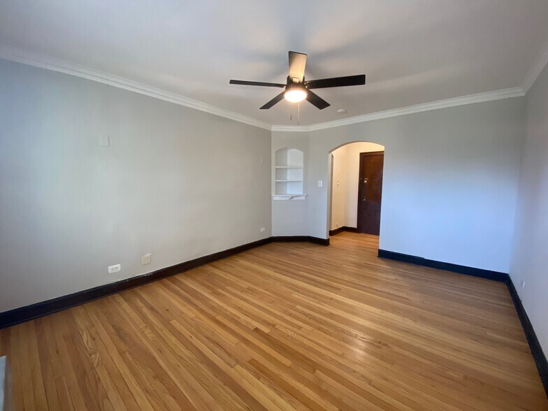 Building Photo - 5542 W Leland Ave