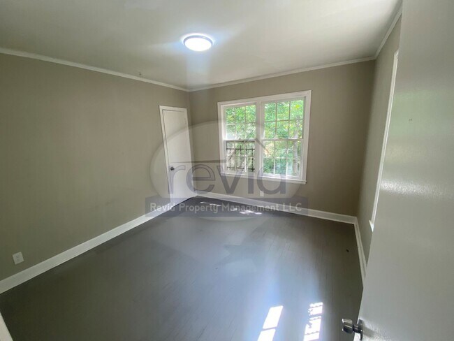 Building Photo - 322 Hodges St