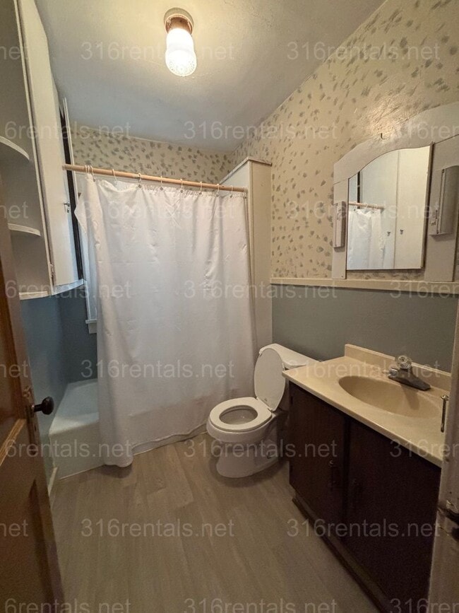 Building Photo - Two bed one bath available NOW!