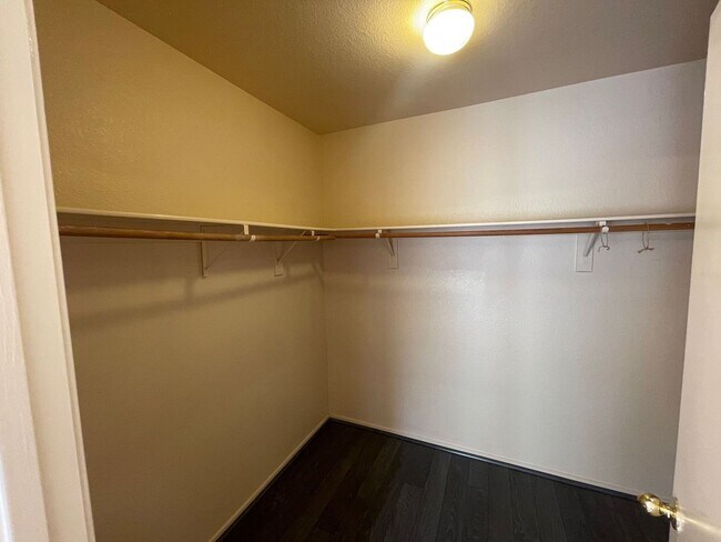 Building Photo - CHARMING 3BD/2BA HOME NEAR ELKHORN