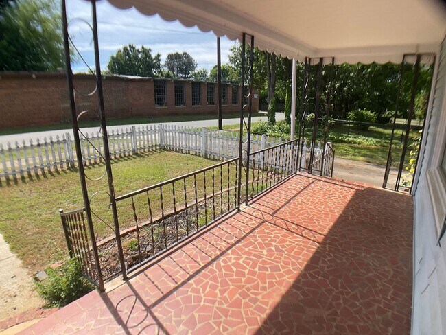 Building Photo - Well Kept Bungalow in Downtown Mebane!