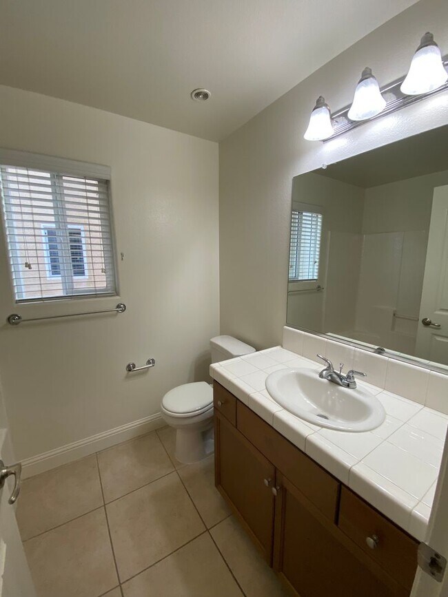 Building Photo - Beautiful 2 Story Home in Gated Avalon Com...