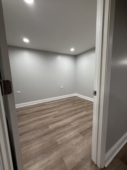 Building Photo - 3840 W Fillmore St