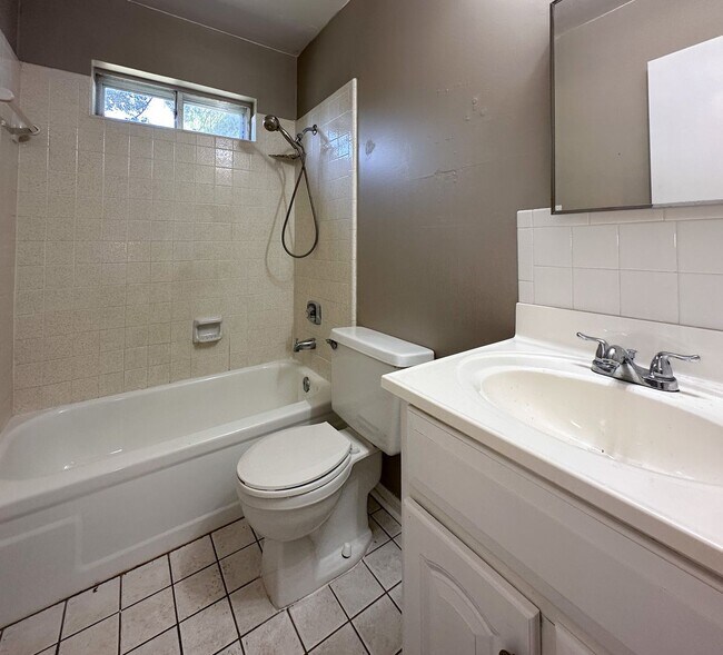 Building Photo - Charming 3-Bedroom, 2-Bathroom Home – Avai...