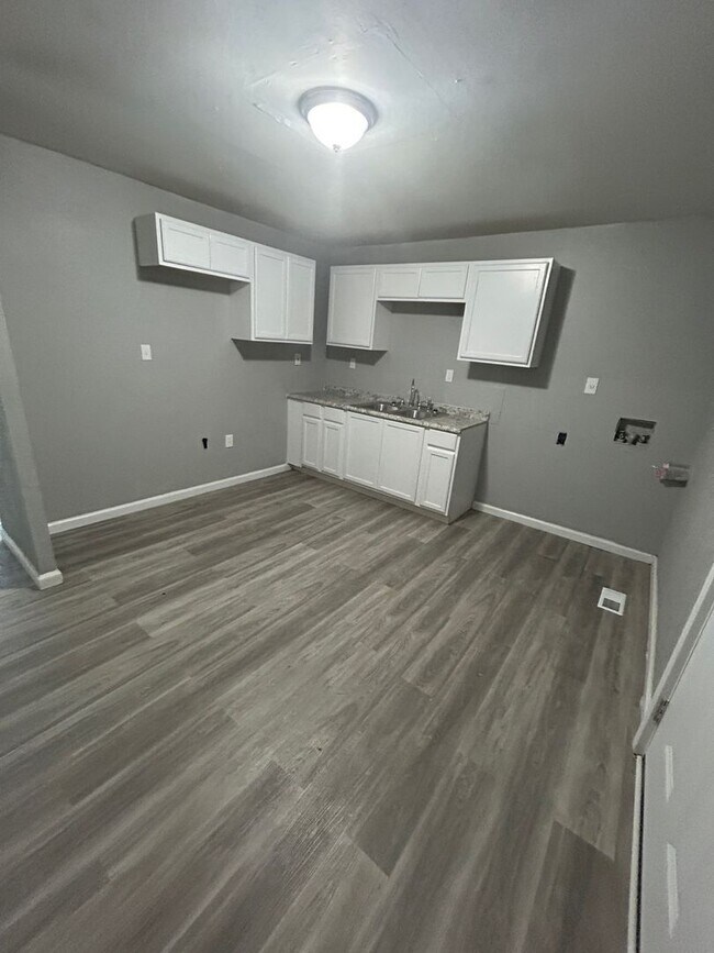 Building Photo - 725 St Norbert Dr