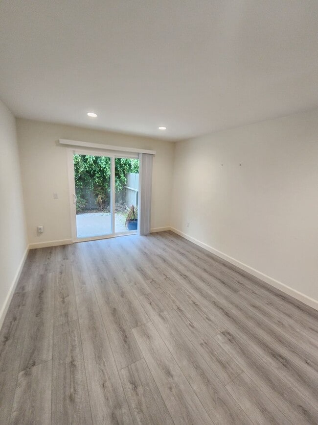 Building Photo - 3 Bedroom Townhouse in Solana Beach