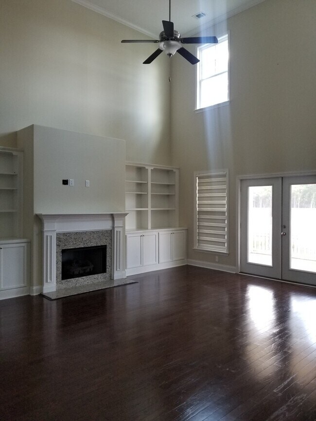 Building Photo - Spacious 6 bedroom, 4 bathroom home!