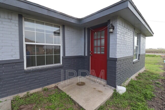 Building Photo - 101 S Taos Blvd