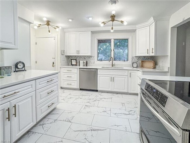 Building Photo - WATERFRONT 5 BEDROOM/4 BATH IN VIRGINIA BEACH! READY FOR RENT!!