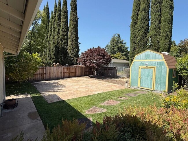 Building Photo - Massive 4-Bedroom home in Quiet Green Vall...