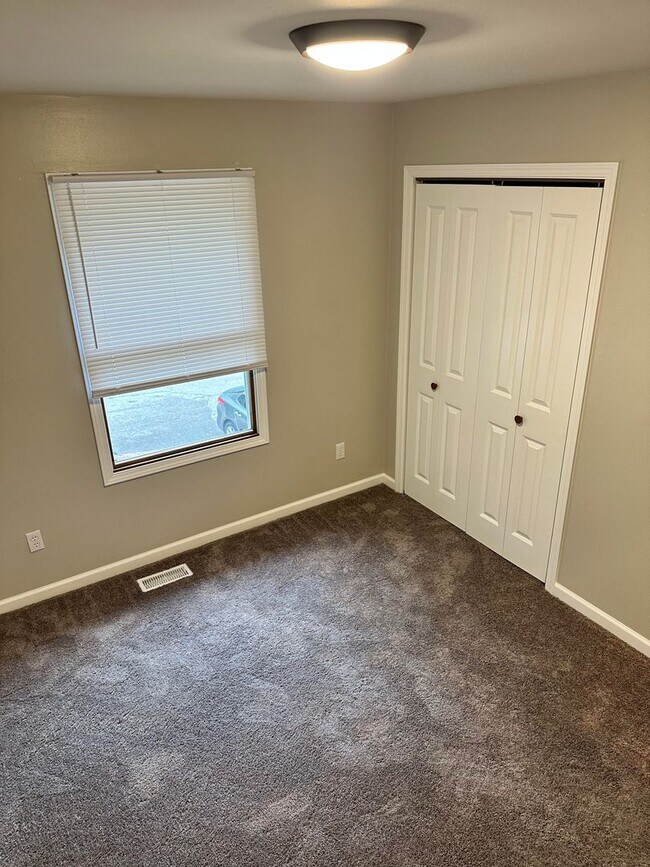 Building Photo - PRICE REDUCED! 3 bedroom, 2.5 bath Townhouse: Cedar Grove Townhomes!