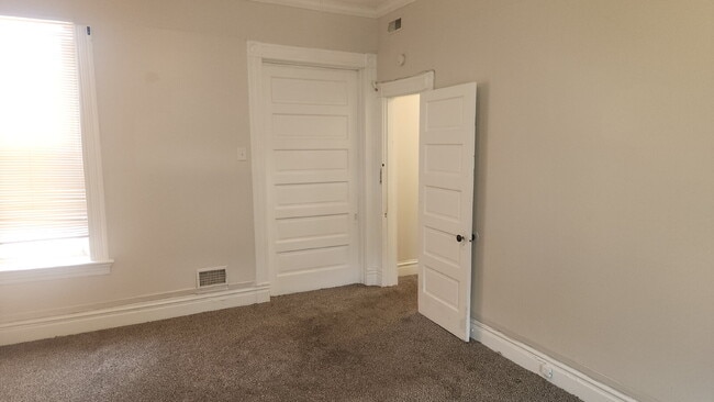 Building Photo - "Cozy 2-Bedroom Duplex in the Heart of St....