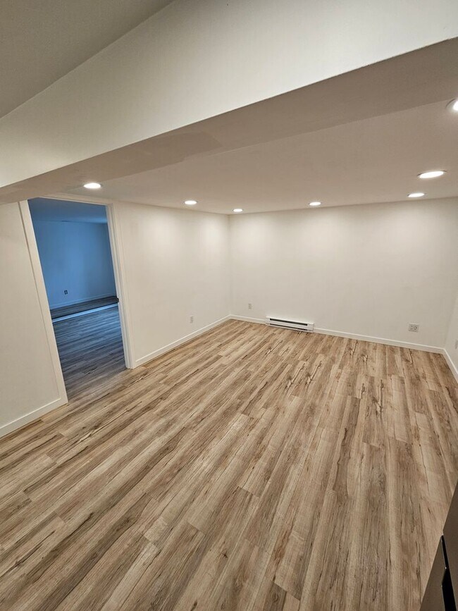 Building Photo - New 1 Bed unit - Safe, cool, clean, and nice.