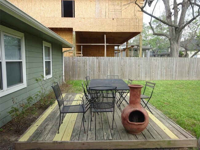 Building Photo - 2231 Saxon Dr