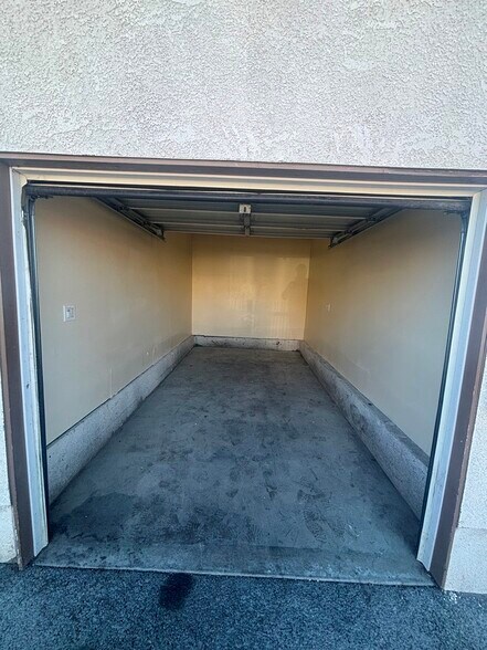 Building Photo - 156 W 71st St