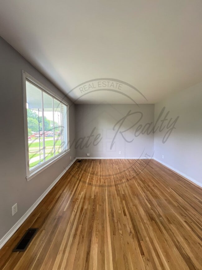 Building Photo - All Brick, 3 Bedroom Ranch in Hendersonvil...