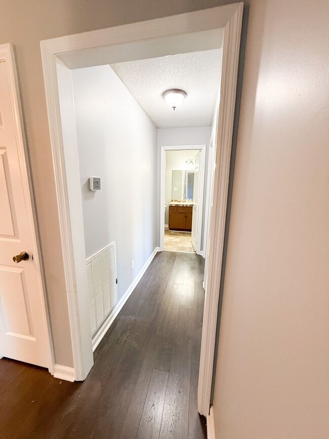 Building Photo - 3 Bedroom 2 Bathroom Home