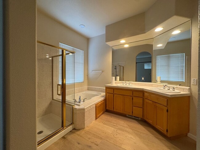 Building Photo - Skyhawk Single Level Beauty