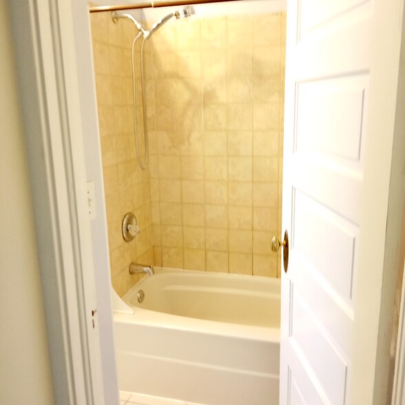 Building Photo - W. W 9th Ave