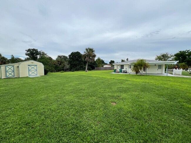 Building Photo - ** Annual ** 2 Bed / 2 Bath ** Single Family Home ** Conveniently Located ** $1,395