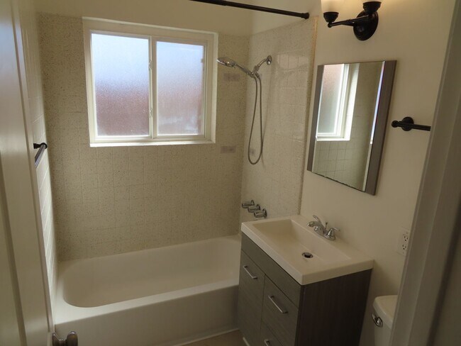 Building Photo - Renovated Two Bedrom Apartment in La Mesa