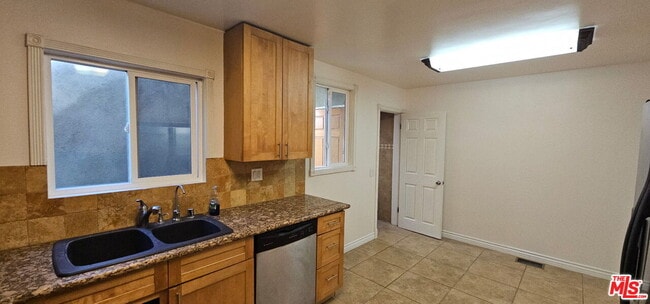 Building Photo - 451 S Doheny Dr