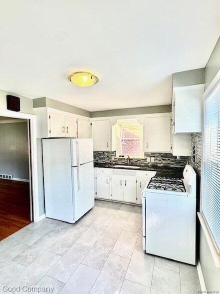 Building Photo - 319 S Pleasant St