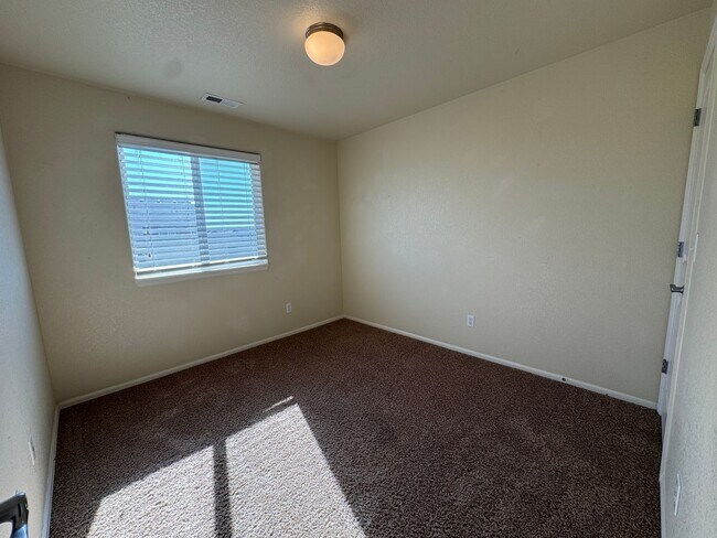 Building Photo - Spacious 3 Bed, 3 Bath Townhome with Rare ...