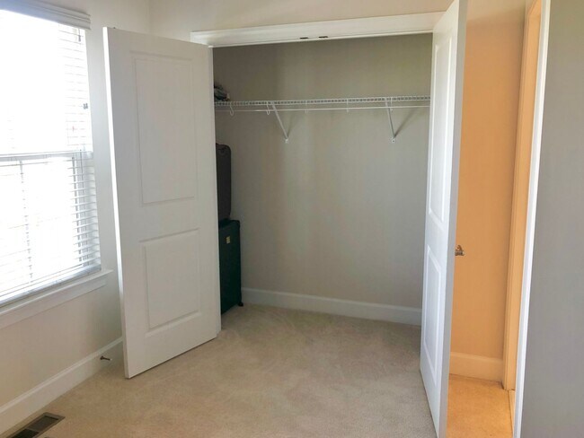 Building Photo - Newly Built Townhome with Tons of Space an...