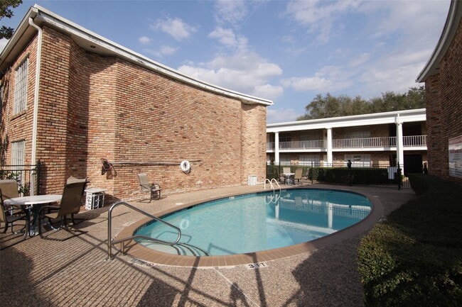 Building Photo - 2101 Fountain View Dr