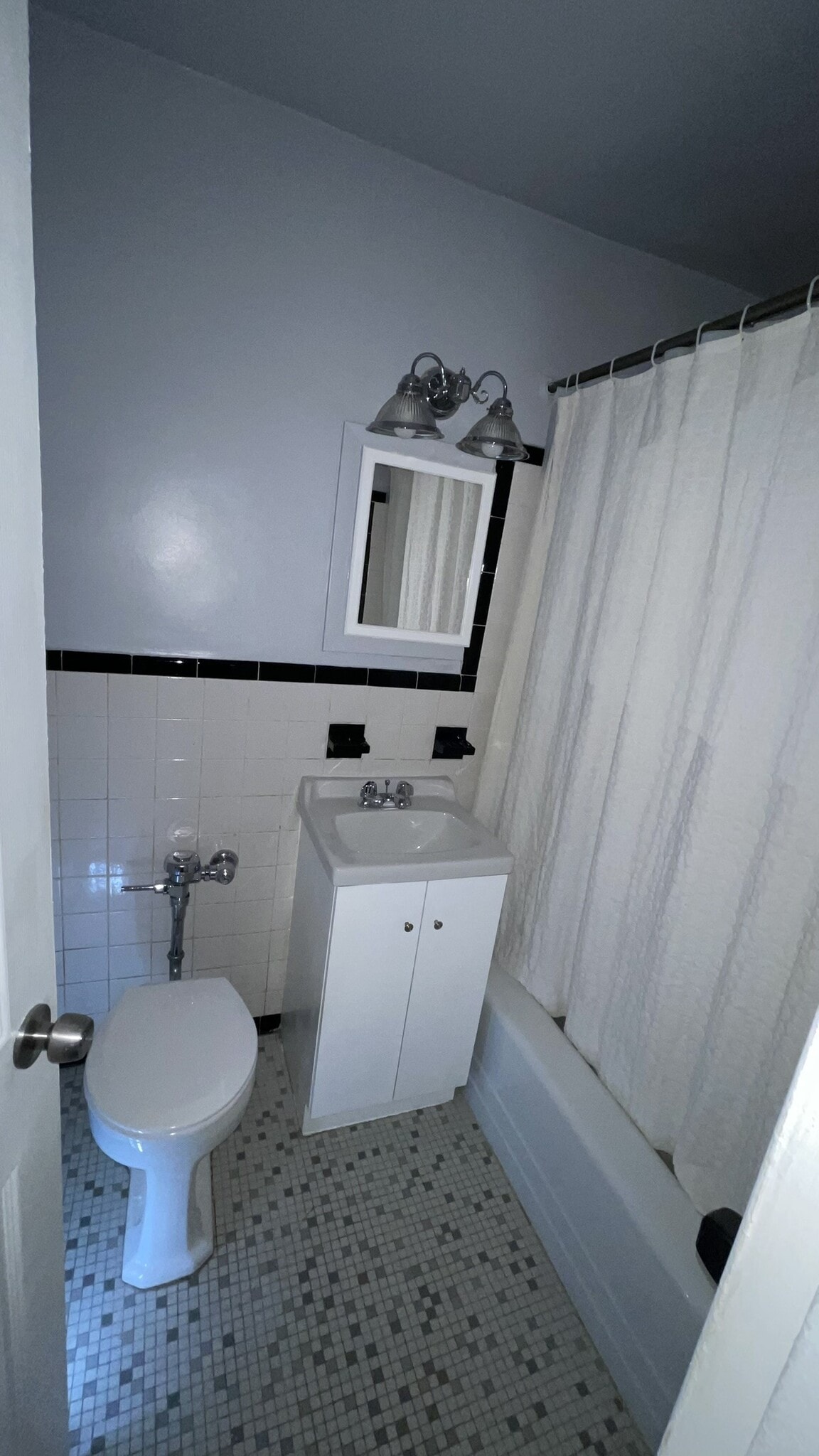 Building Photo - 3 Sadore Ln