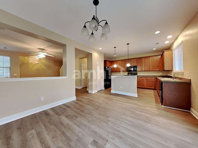 Building Photo - 8821 Shadowglen Dr