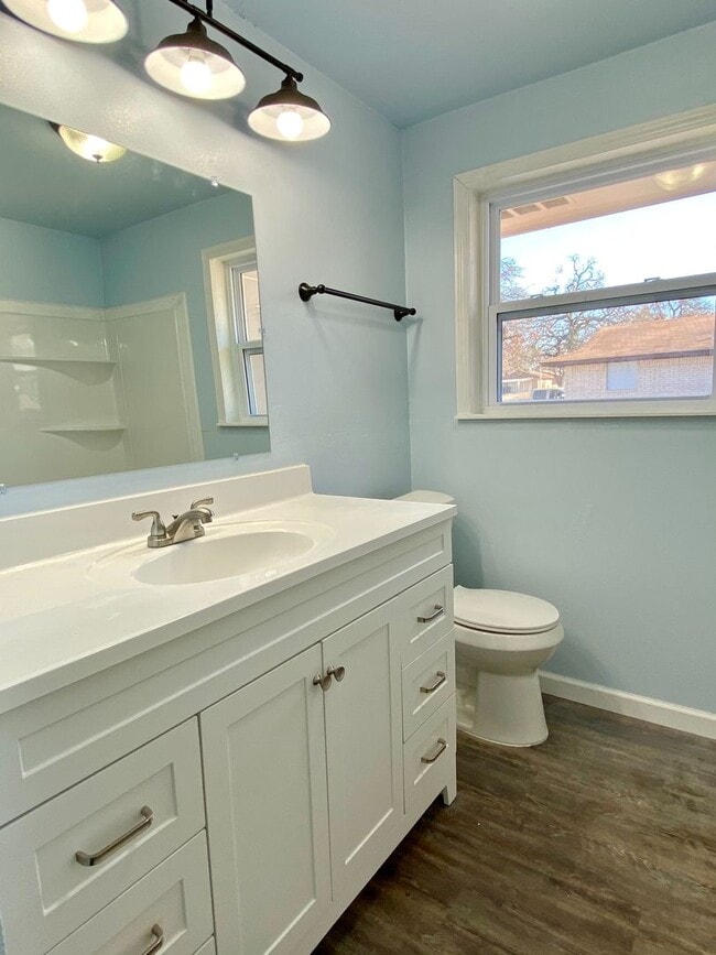 Building Photo - RECENT REMODEL!! 3 Bedroom, 1.5 Bathroom, ...