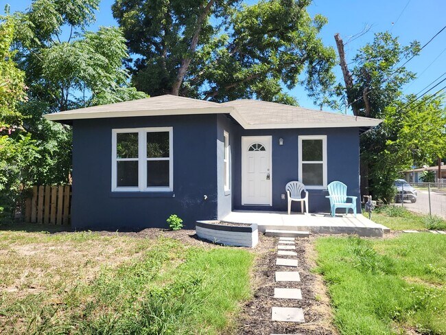 Building Photo - Completely Remodeled and Ready for Move-In
