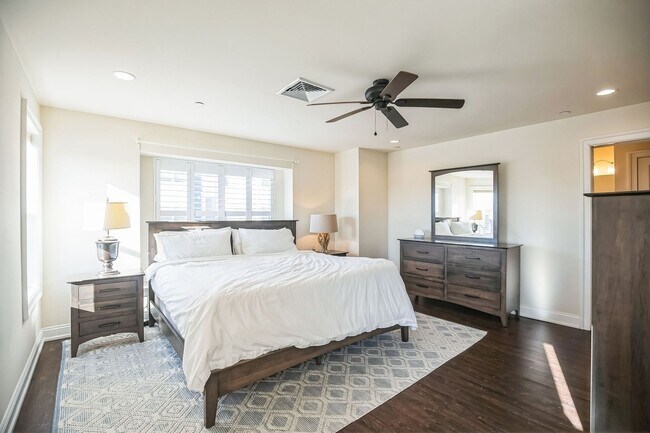 Building Photo - Gorgeous Conshohocken 3 Bedroom, 2.5 Bath END Unit Townhome With Amazing Views!