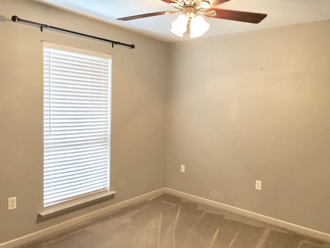 Building Photo - 3 br 2 ba house near park on Dead-end stre...