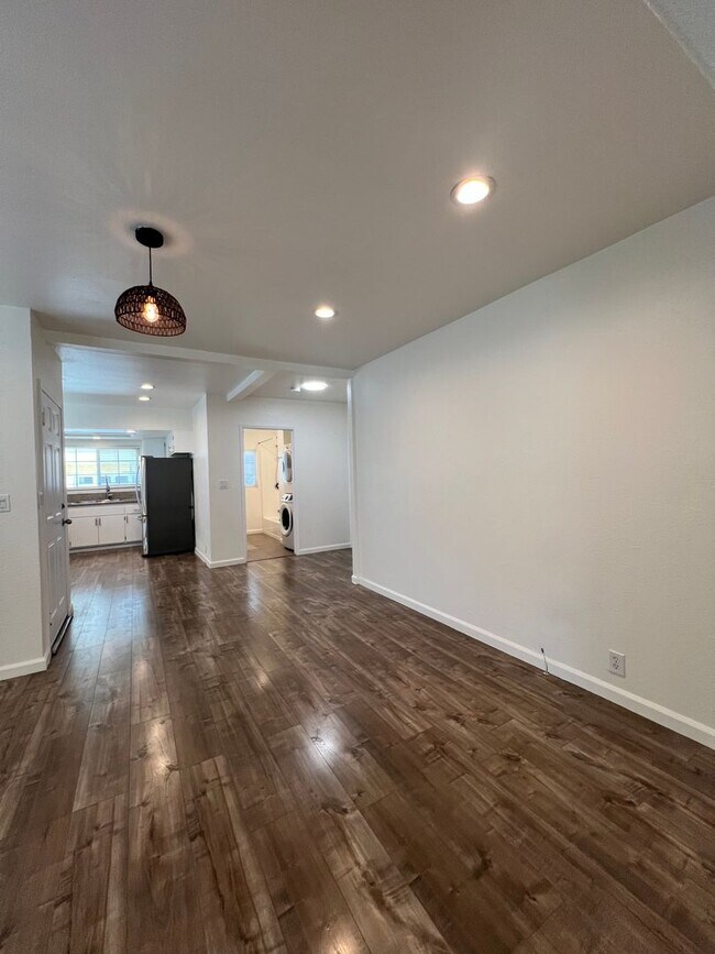 Building Photo - 711 Maltman Ave