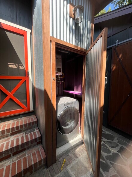 Dryer - 1318 N McCadden Pl