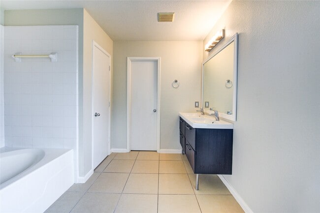 Building Photo - 15518 Miller House Ln