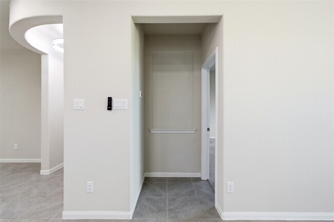 Building Photo - 7302 Toluca Dr