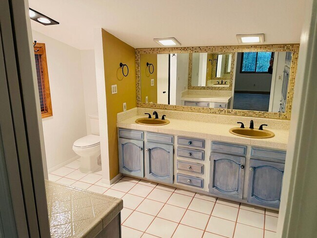 Building Photo - Village of Oak Creek