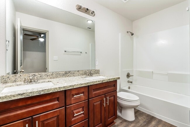 Building Photo - 918 Shady Ln