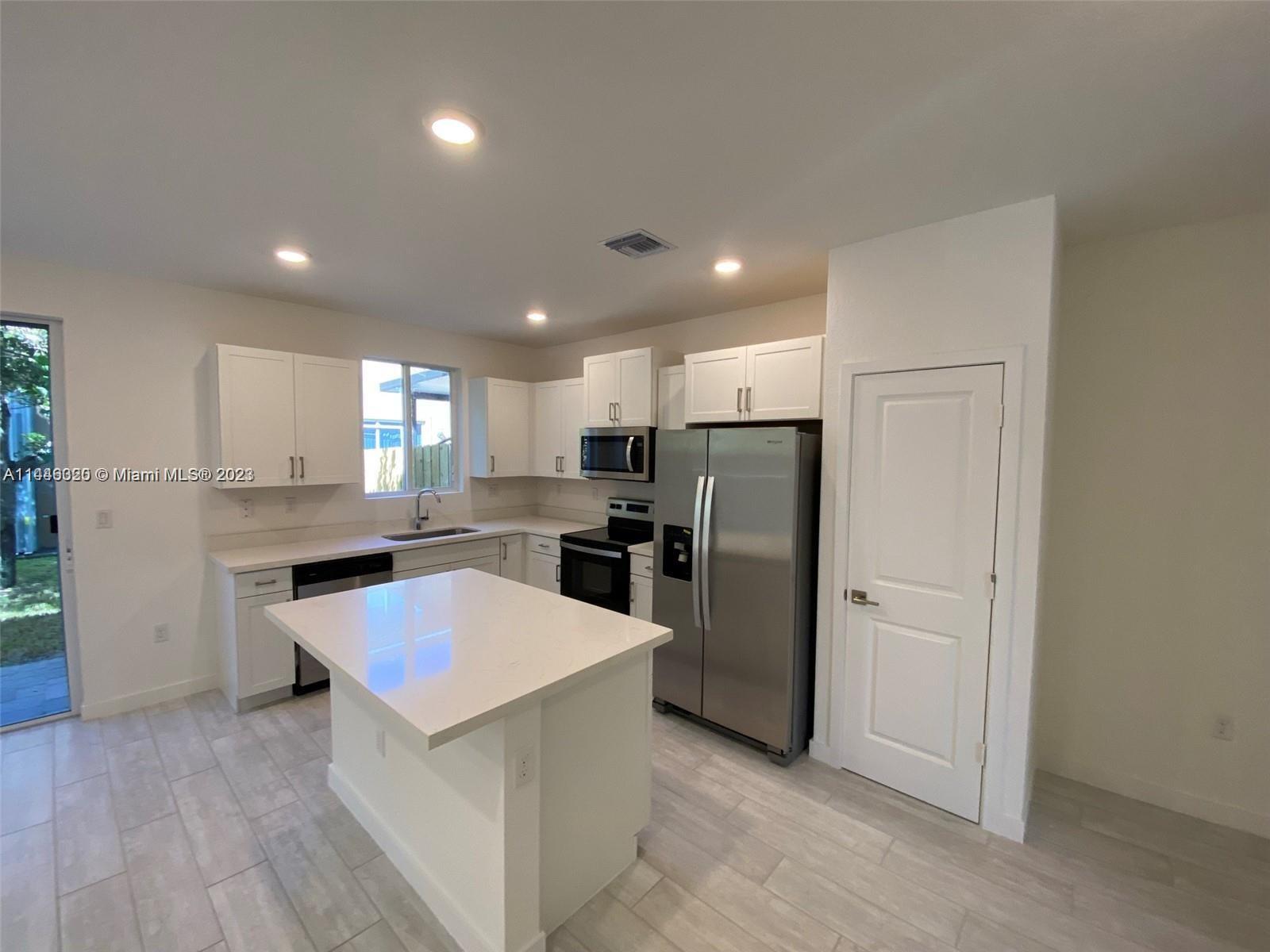 Building Photo - 1048 SE 23rd Ter