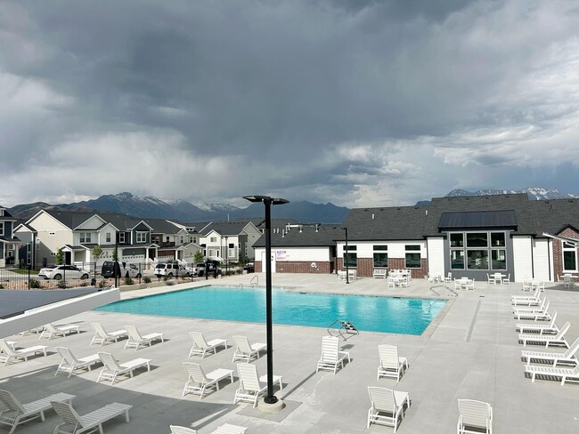 Building Photo - Pet Friendly 3-Bedroom Condo!