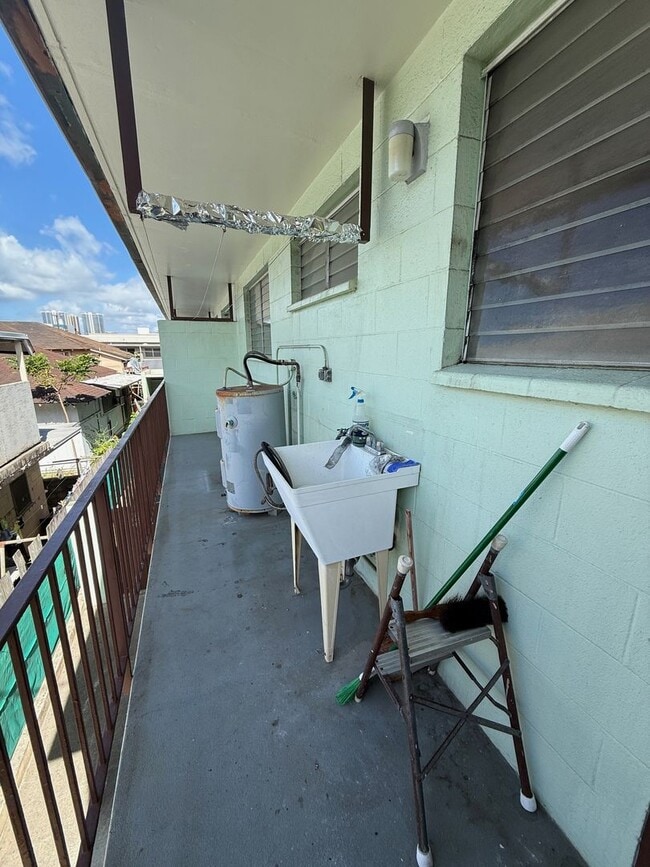 Building Photo - Refreshed - 2 bedroom, 1 bath unit in grea...