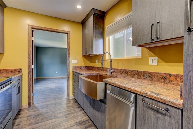 Building Photo - Newly Remodeled 2 Bed, 1 Bath + a Den  Home at The Base of Thumb Butte!