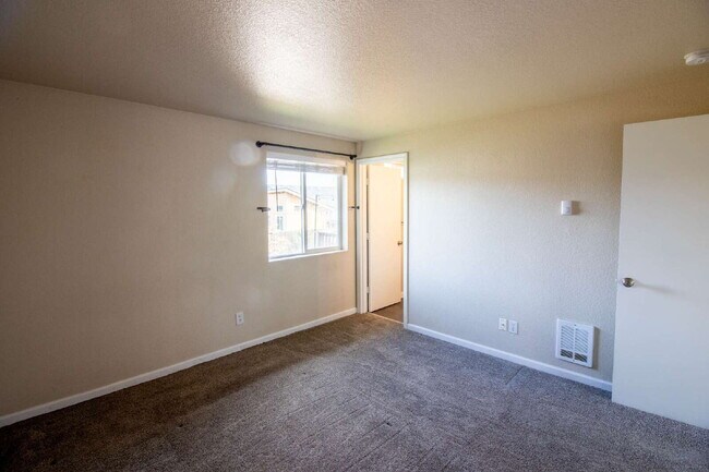 Building Photo - MOVE IN SPECIAL IF YOU SIGN LEASE BY 4/15/2026!!!!!!! Newly Updated 3/2 Home in SW Redmond