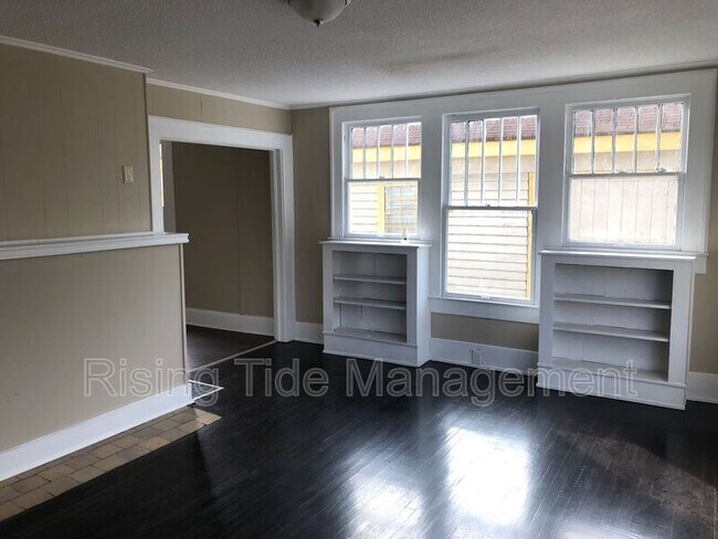 Building Photo - 1131 8th Ave W