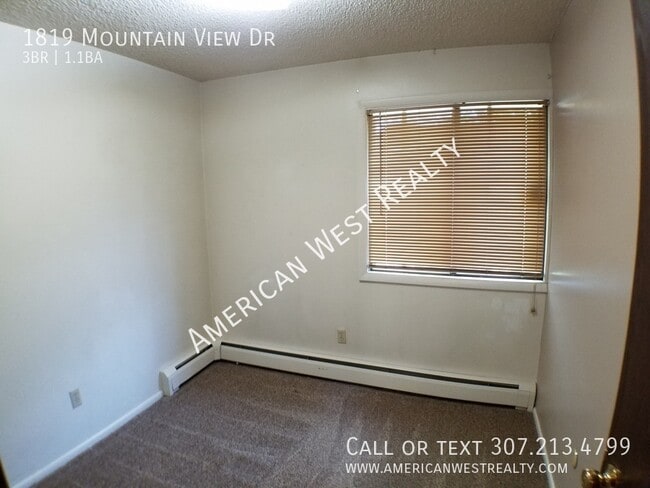 Building Photo - 1819 Mountain View Dr